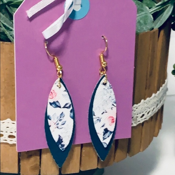 Earrings made of faux leather. - Picture 3 of 7